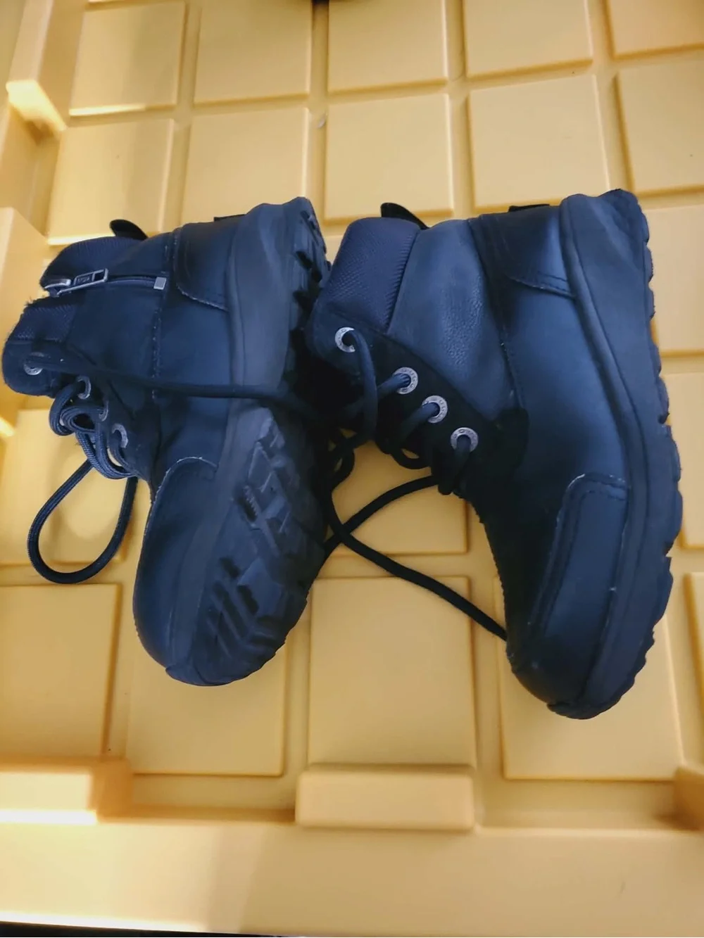 UGG Kids Emmett Duck Black Lace-Up Ankle Boots